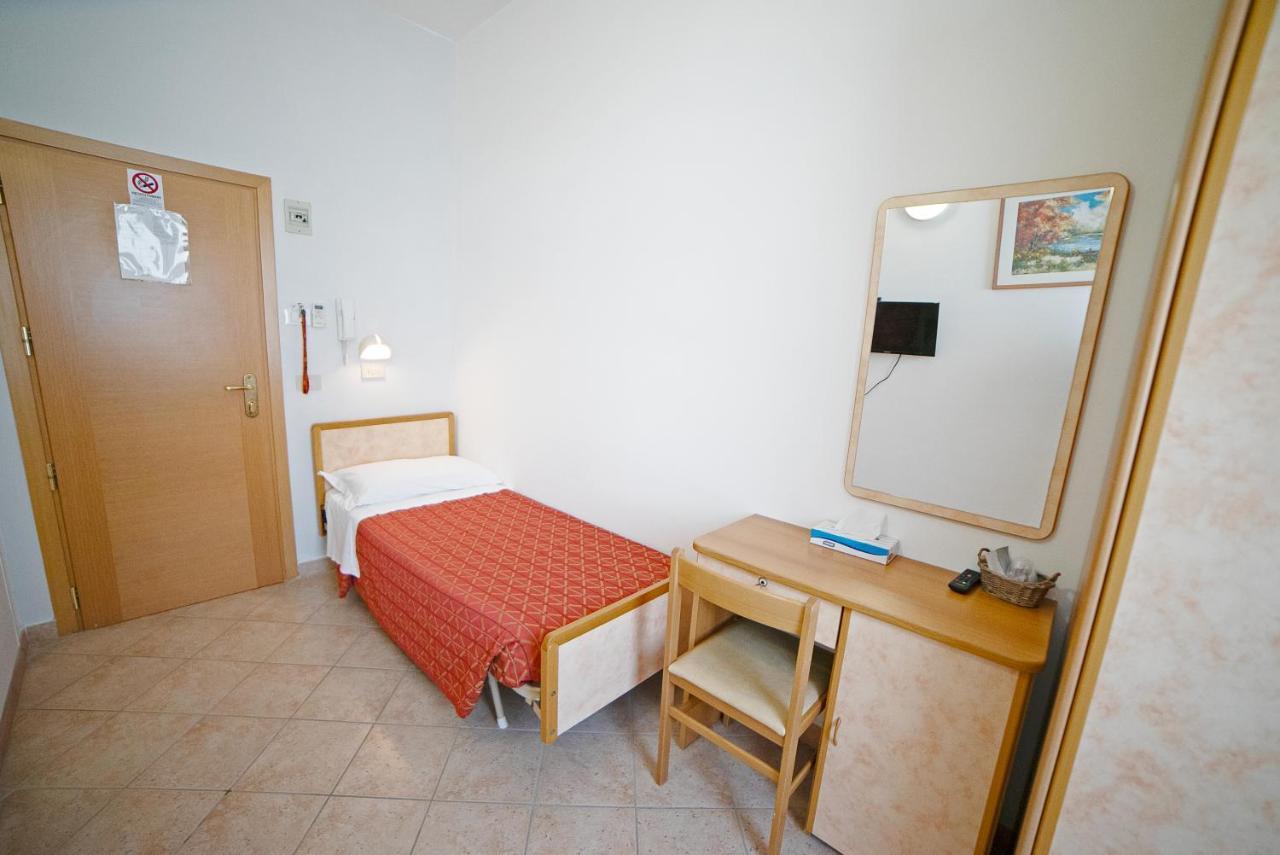 Hotel Ricci Rimini Buitenkant foto